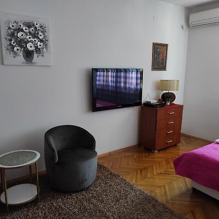 Stan U Centru Apartment Podgorica Bagian luar foto
