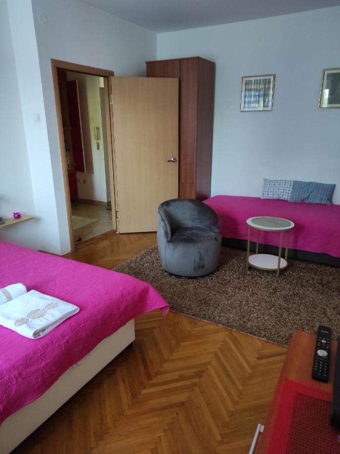 Stan U Centru Apartment Podgorica Bagian luar foto